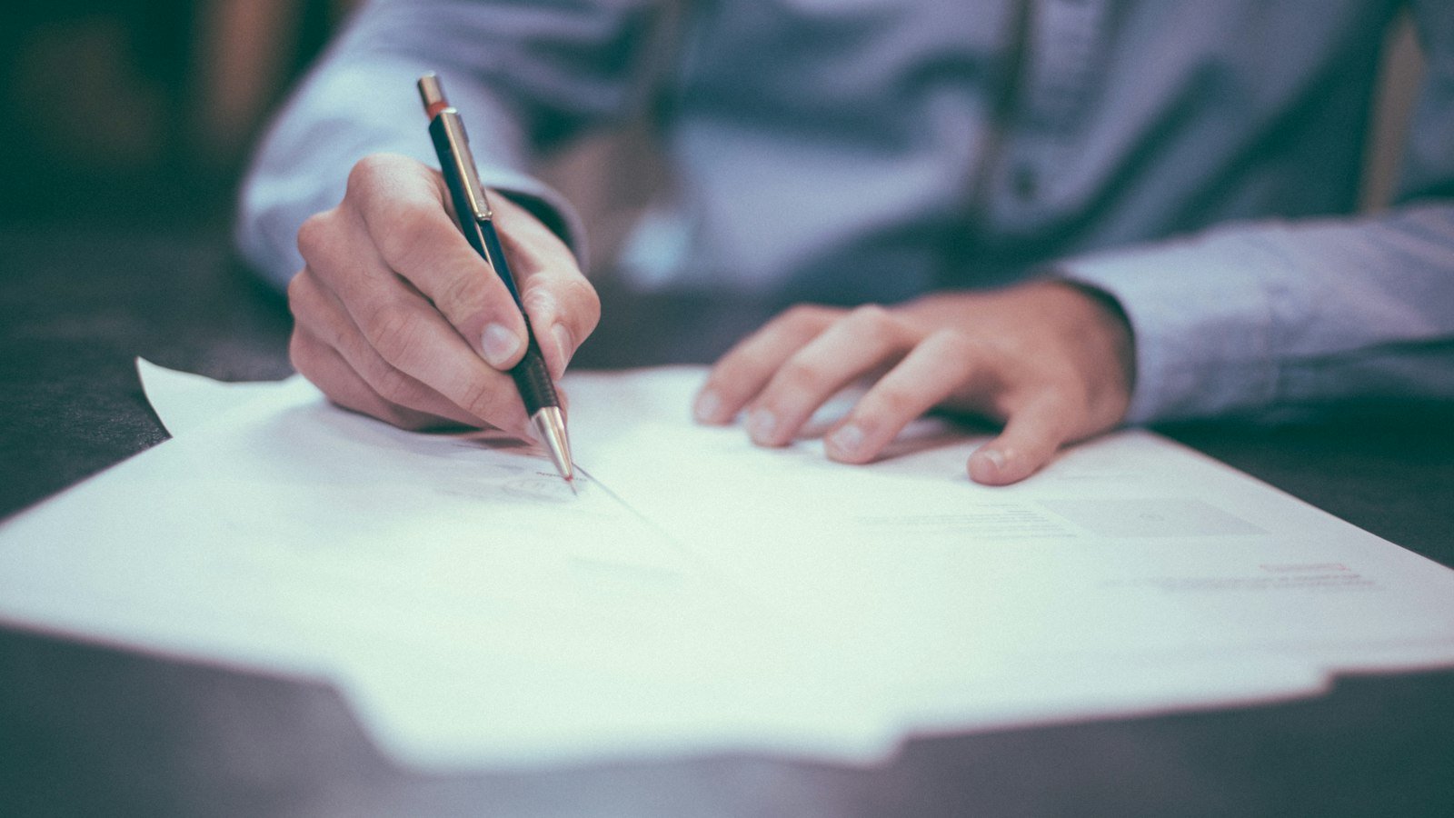 Customer concentration risk: man writing on paper