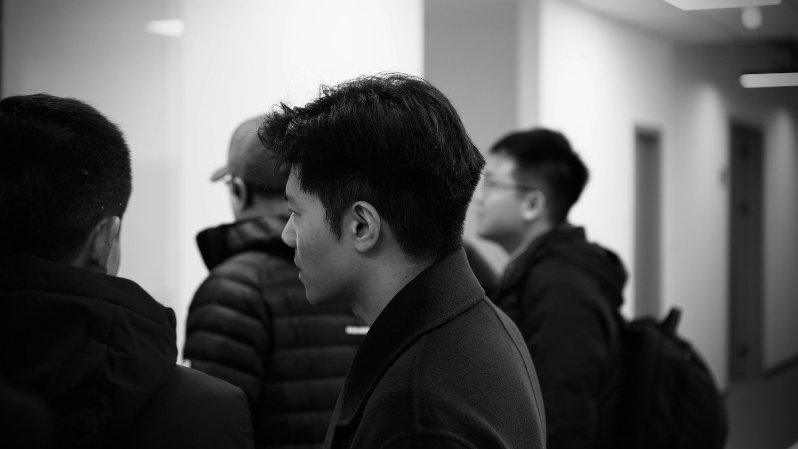 Giving feedback as a business owner: Group of people in a hallway