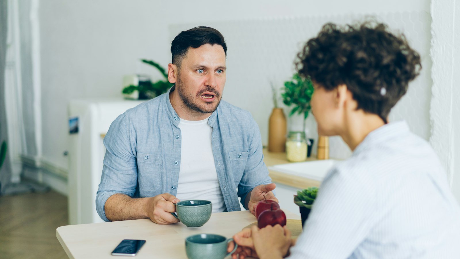Qualify business opportunity leads: a man sitting at a table talking to a woman